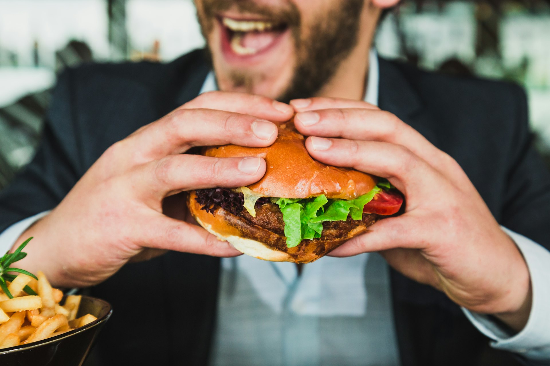 cliente feliz por su hamburguesa caliente en envoltorio térmico